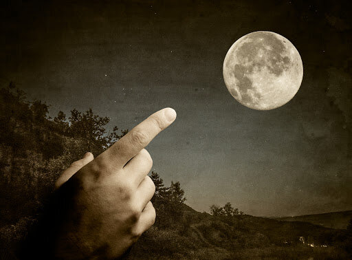 FingerMoon.jpg.ebb04320d559b7fb7125be7433225bd7.jpg